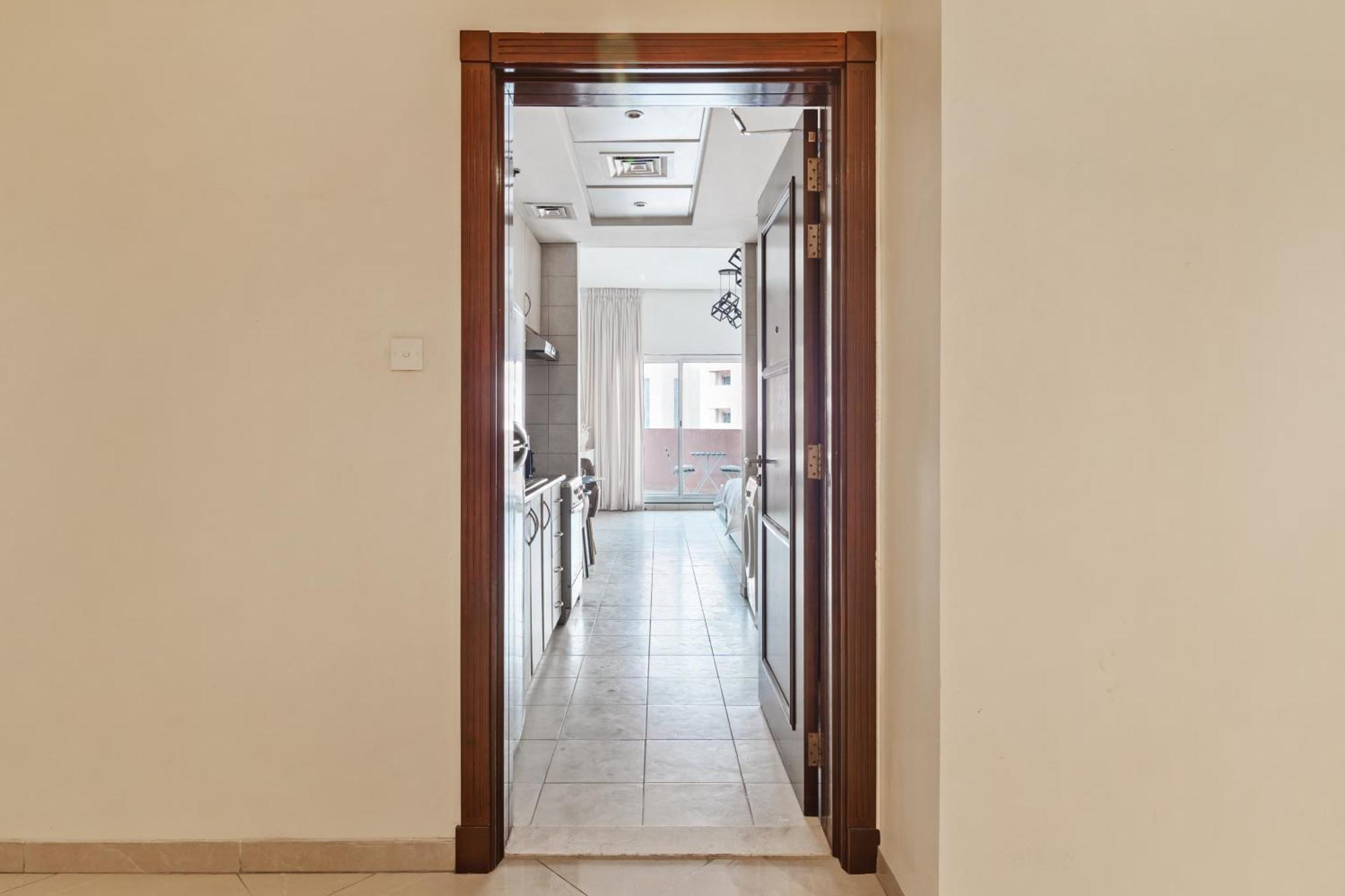 Sunny Perfect For Discovery Gardens Apartment